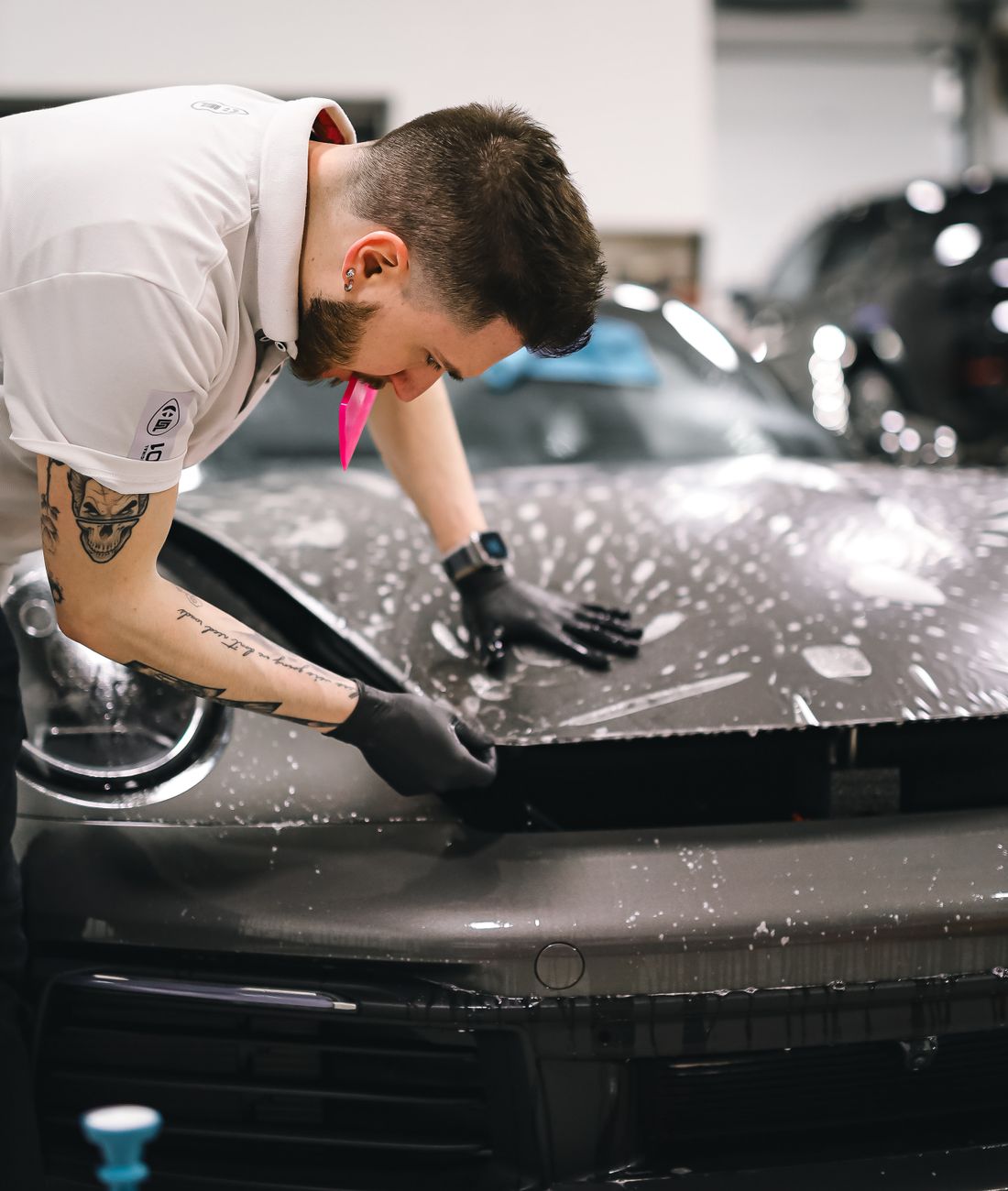 Montage einer Lackschutzfolie auf einer Motorhaube